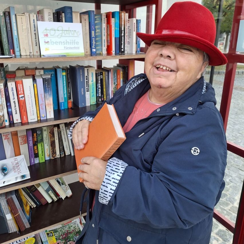 Bild enthält, Book, Library, Publication, Adult, Female, Person, Woman, Furniture, Hat, Bookcase