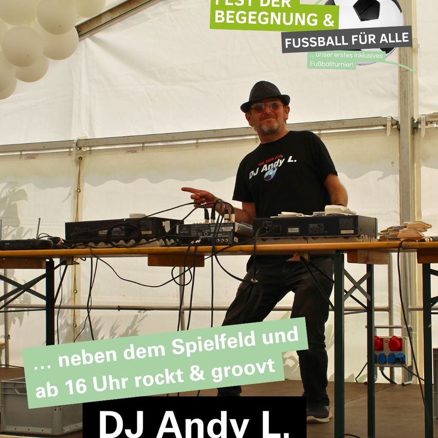 Ein Mann steht an einer DJ-Anlage mit einem Banner, das 'Neben dem Spielfeld rockt & groovet ab 16 Uhr' steht. Er trägt einen schwarzen Hut und ein schwarzes T-Shirt.