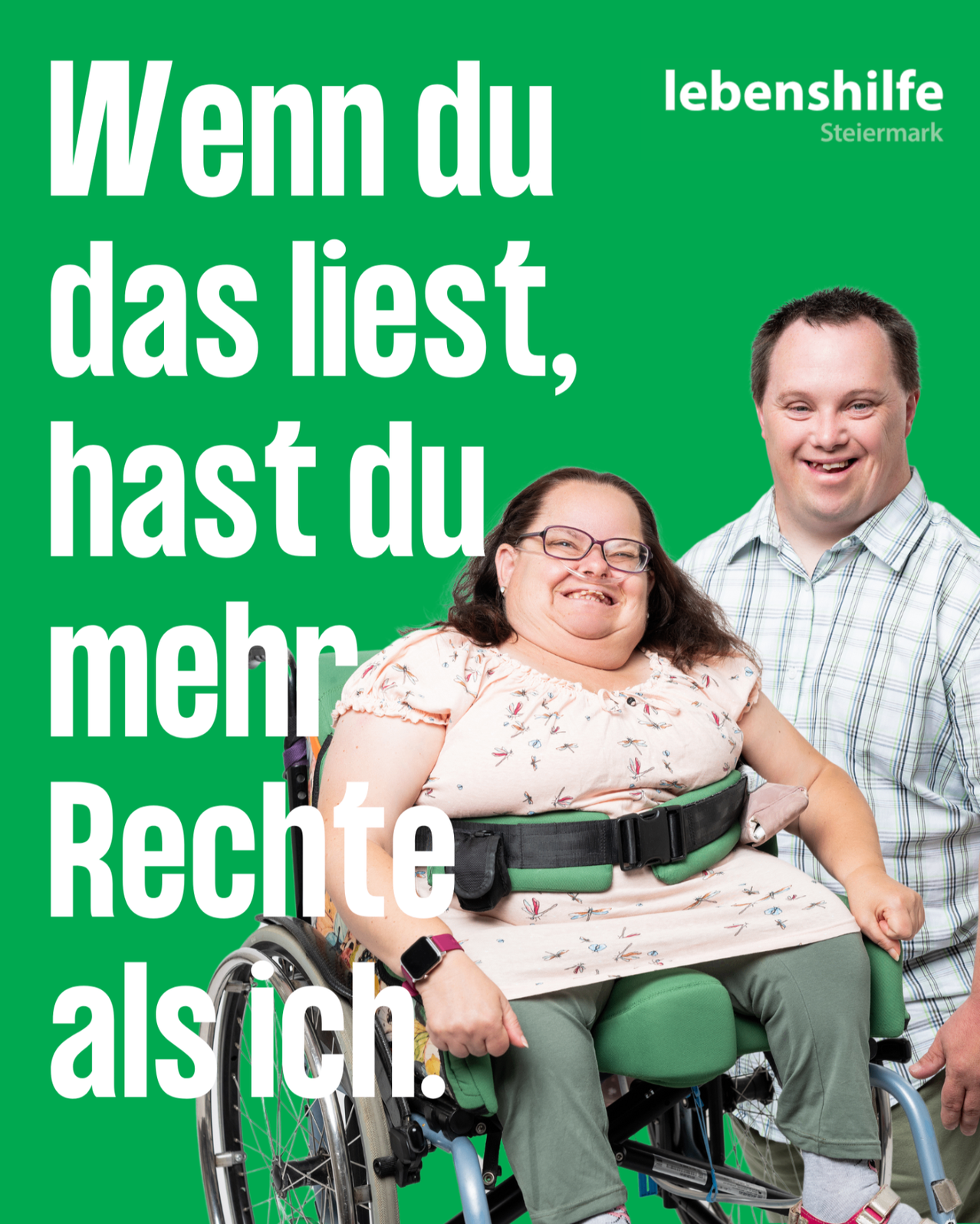 Ein Poster zeigt eine Frau im Rollstuhl und einen Mann, der neben ihr steht. Der Text lautet: Wenn du das liesst, hast du mehr Rechte als ich.