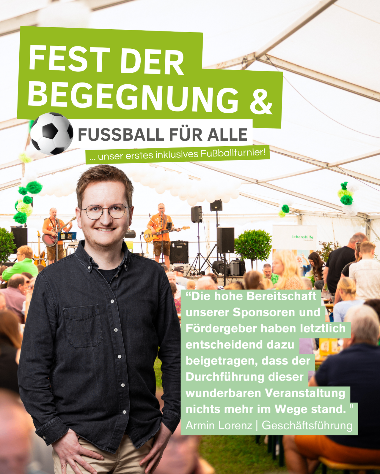 Eine Festival-Werbung mit einem Mann in einem schwarzen Hemd, der vor einer Menge steht. Der Text betont Inklusivität im Fußball und die hohe Bereitschaft von Sponsoren und Förderern.