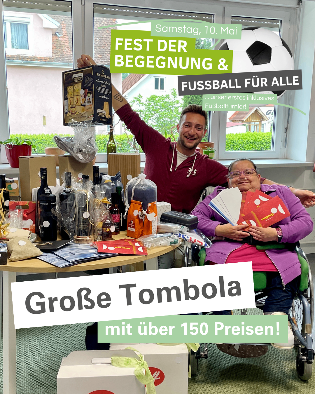Zwei Personen feiern mit Preisen, einem Tisch voller Flaschen und einem Fußball im Hintergrund.