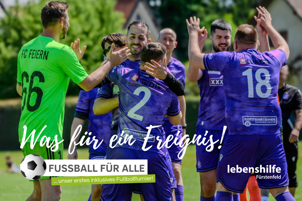 Gruppe männlicher Fußballspieler in lila Trikots feiert auf einem Feld. Der Text 'FUSSBALL FÜR ALLE' und 'lebt unser erstes inklusives FuBallturnier!' ist zu sehen.