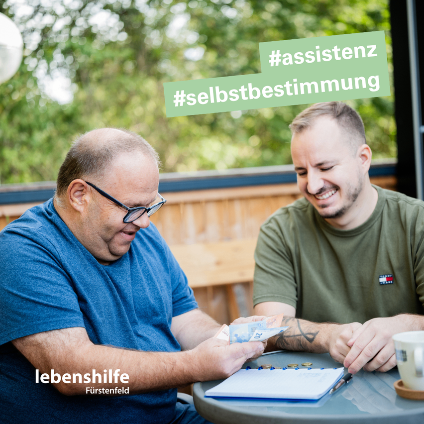Bild enthält, Adult, Male, Man, Person, Glasses, Photography, Face, Head, Portrait, Coffee Cup