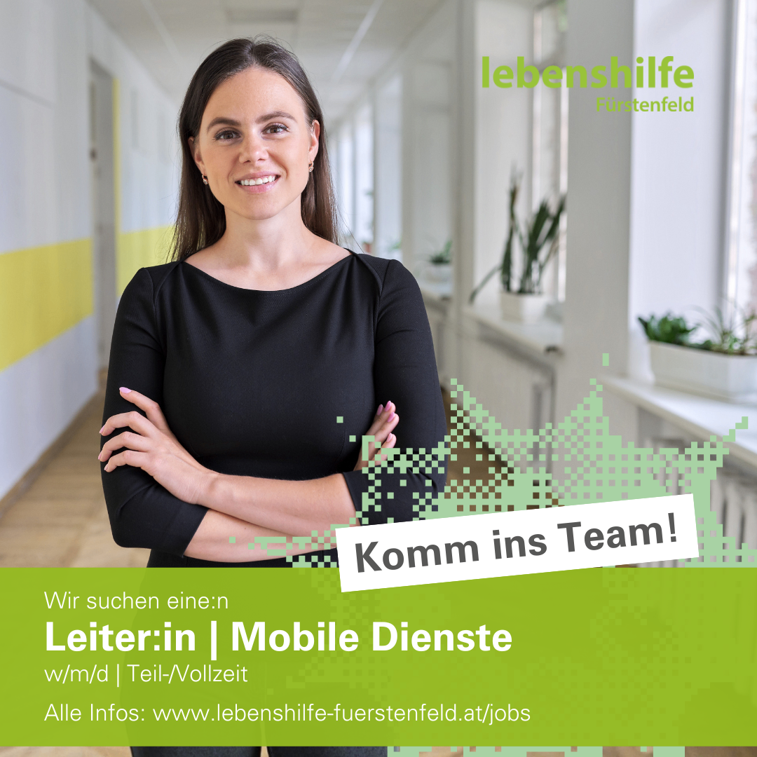 Eine lächelnde Frau in einem schwarzen Oberteil steht mit verschränkten Armen in einem Flur. Das Bild bewirbt eine Stellenausschreibung für eine Teamleiterin in mobilen Diensten. Es handelt sich um eine Vollzeit- oder Teilzeitstelle.