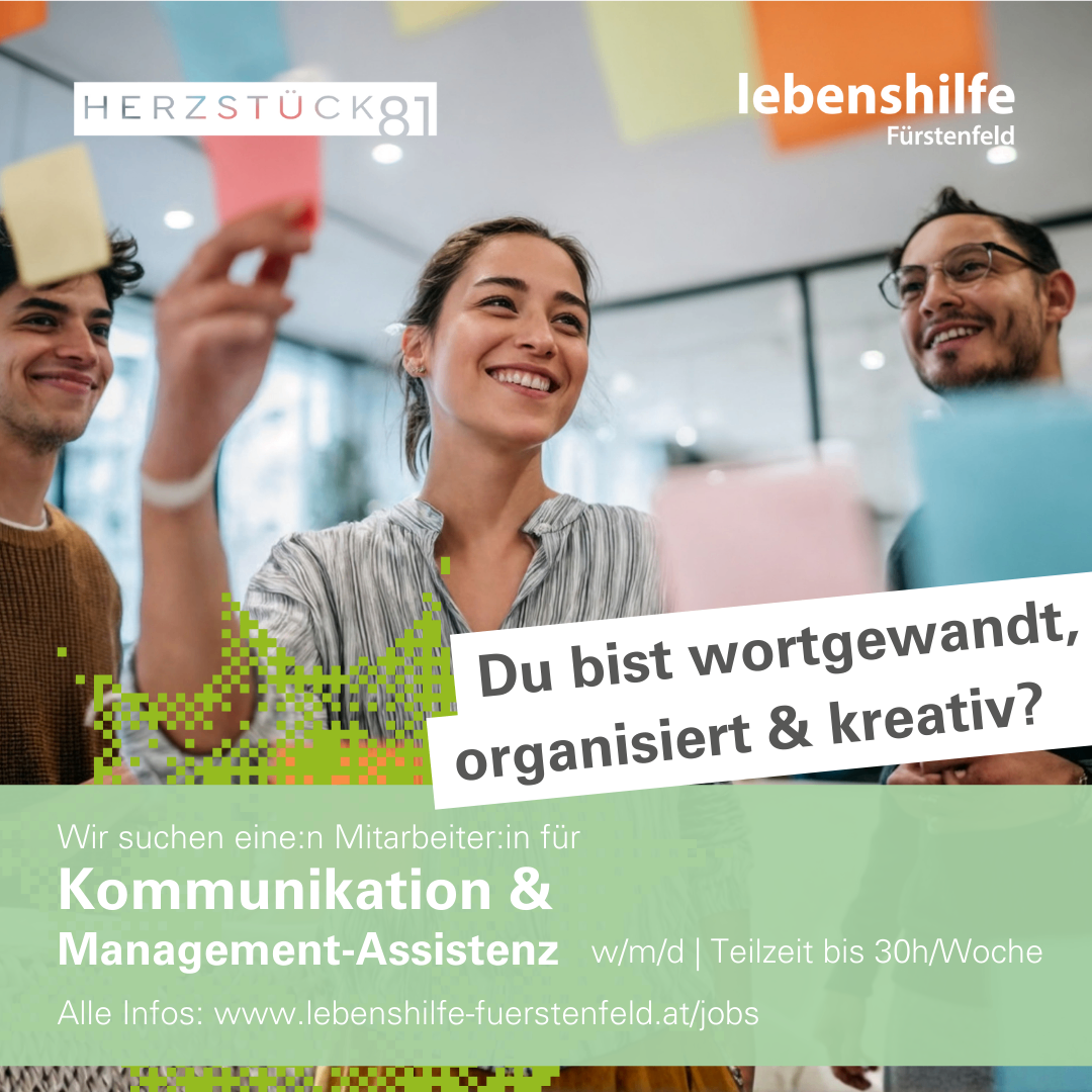 Eine Stellenanzeige von Lebenshilfe Fürstenfeld, die drei lächelnde Personen zeigt, die Haftnotizen halten, wobei eine Frau in der Mitte im Fokus steht. Die Stelle ist für eine Kommunikations- und Managementassistentin mit Teilzeit bis zu 30 Stunden pro Woche.