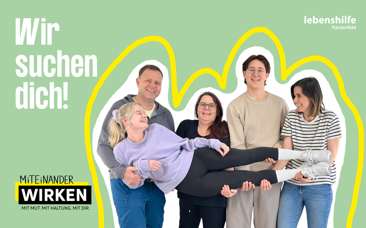 Fünf Personen posieren für ein Foto mit einem lächelnden Mädchen auf dem Rücken in der Mitte. Grüner Hintergrund mit Text.