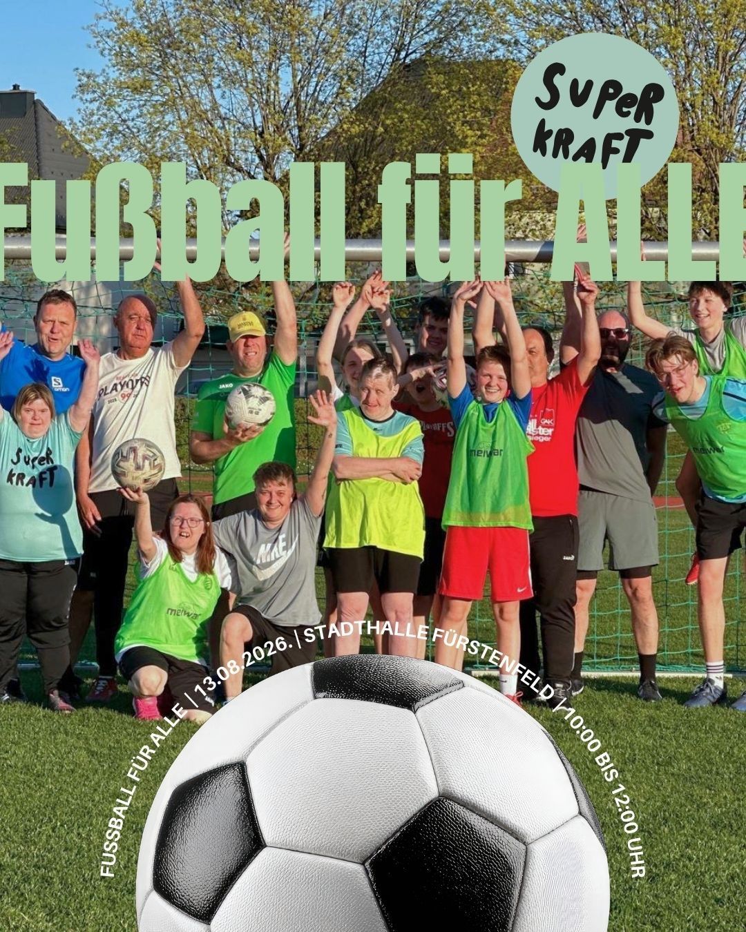 Eine Gruppe von Menschen in Sportkleidung, einige halten Fußballbälle, posiert für ein Foto auf einem Fußballfeld. Das Bild hat ein Wasserzeichen mit dem Datum 13.08.2026.