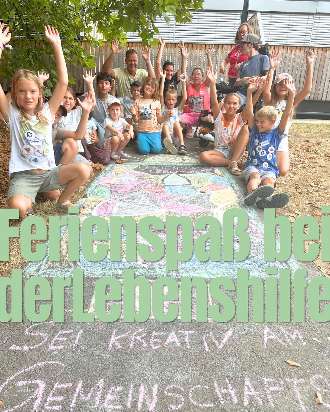 Eine Gruppe von Kindern und Erwachsenen posiert für ein Foto mit einer großen Kreidezeichnung auf dem Boden, die Ferienspass bei der Lebenshilfe sagt.