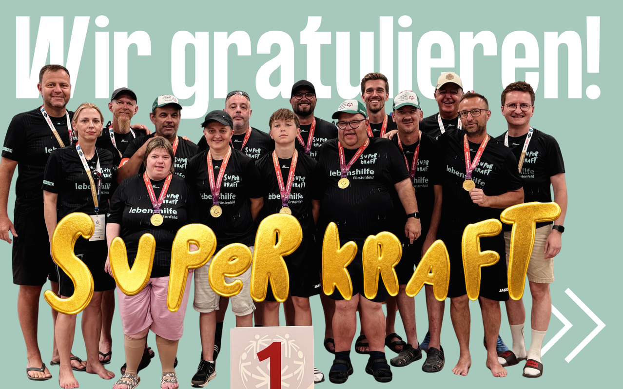 Gruppenfoto von Menschen mit Medaillen und T-Shirts. Die Worte 'SUPERKRAFT' und '1' sind auf dem Bild. Der Hintergrund ist blau mit dem Text 'GRATULIER'.