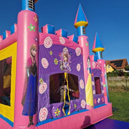 Bild enthält, Inflatable, Play Area, Person, Outdoors, Indoors, Outdoor Play Area