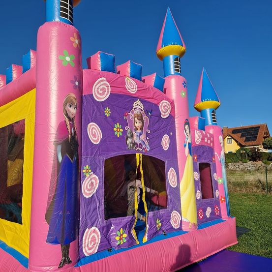 Bild enthält, Inflatable, Play Area, Person, Outdoors, Indoors, Outdoor Play Area