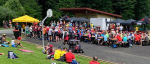 Bild enthält, Grass, Outdoors, Park, People, Person, Shelter, Shoe, Handbag, Hat, Helmet
