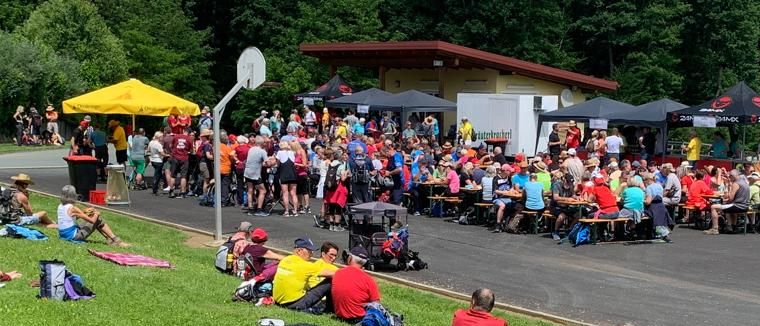 Bild enthält, Grass, Outdoors, Park, People, Person, Shelter, Shoe, Handbag, Hat, Helmet
