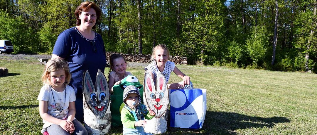 Bild enthält, Grass, Park, Soccer Ball, Photography, Portrait, Vegetation, Tree, Grove, Woodland, Backyard
