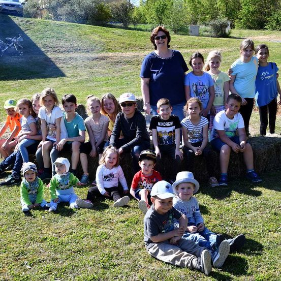 Bild enthält, Grass, Park, People, Grassland, Photography, Portrait, Tree, Pants, Vegetation, Backyard