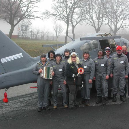 Bild enthält, People, Person, Pants, Adult, Male, Man, Glasses, Airport, Airplane, Airfield