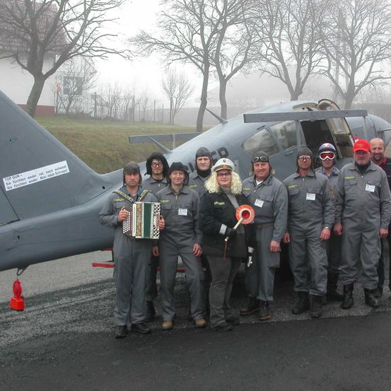 Bild enthält, People, Person, Pants, Adult, Male, Man, Glasses, Airport, Airplane, Airfield
