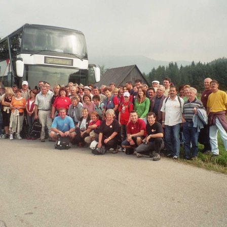Bild enthält, People, Person, Outdoors, Shelter, Pants, Bus, Jeans, Car, Grass, Portrait