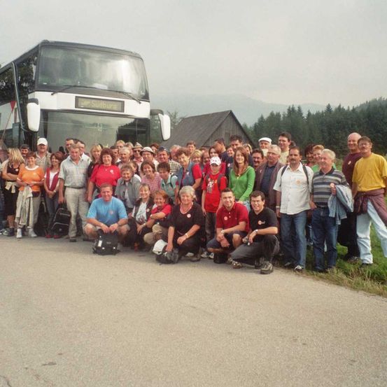 Bild enthält, People, Person, Outdoors, Shelter, Pants, Bus, Jeans, Car, Grass, Portrait