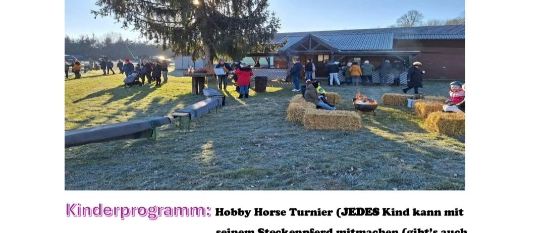 Plakat für ein Reitevent am 19. Oktober 2025. Es zeigt ein Bild eines Feldes mit Menschen, einem Gebäude und einem Pferd. Aktivitäten umfassen Hobby-Pferdeturner, Reitunterricht und Aufwärmübungen.