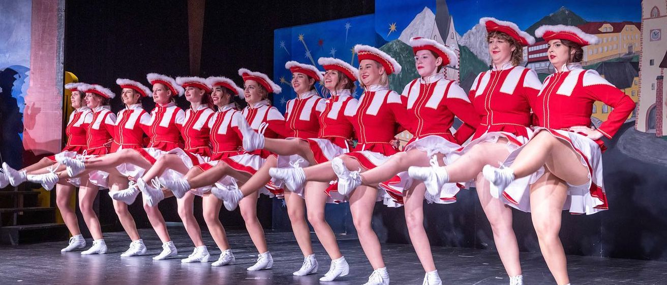 Bild enthält, Group Performance, Person, Dancing, Leisure Activities, Clothing, Footwear, Shoe, Cheerleading, Face, Head