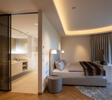 Bild enthält, Corner, Door, Home Decor, Penthouse, Furniture, Indoors, Living Room, Interior Design, Bed, Bedroom