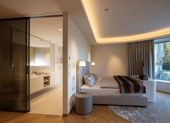 Bild enthält, Corner, Door, Home Decor, Penthouse, Furniture, Indoors, Living Room, Interior Design, Bed, Bedroom