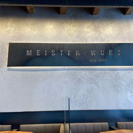 Bild enthält, Indoors, Interior Design, Cafe, Restaurant, Architecture, Building, Foyer, Blackboard