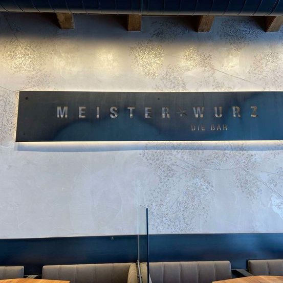 Bild enthält, Indoors, Interior Design, Cafe, Restaurant, Architecture, Building, Foyer, Blackboard