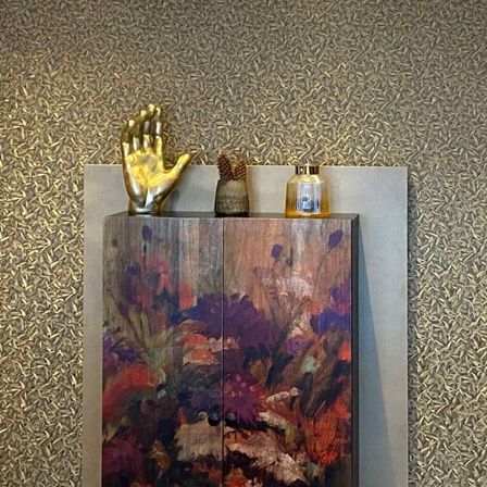 Bild enthält, Hardwood, Stained Wood, Wood, Art, Cosmetics, Perfume, Chopping Board, Food, Interior Design, Person