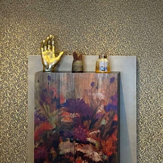 Bild enthält, Hardwood, Stained Wood, Wood, Art, Cosmetics, Perfume, Chopping Board, Food, Interior Design, Person