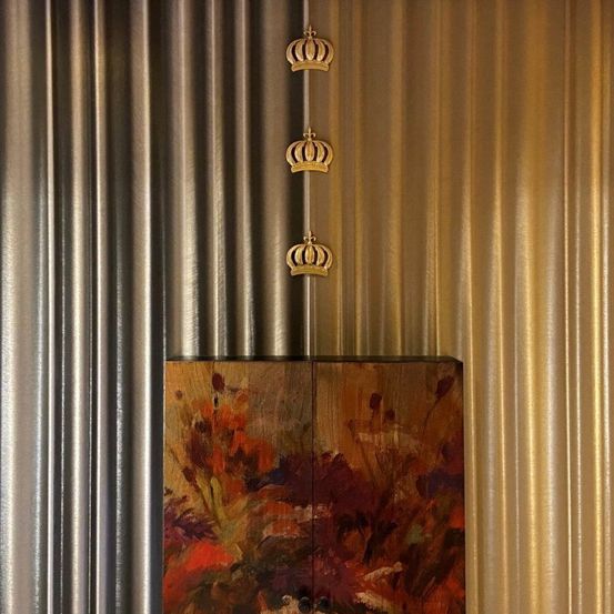 Bild enthält, Indoors, Interior Design, Art, Painting, Lamp