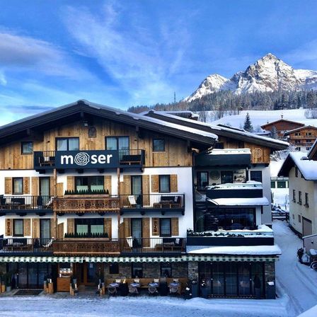 Bild enthält, Building, Hotel, City, Resort, Nature, Outdoors, Urban, Countryside, Shelter, Person