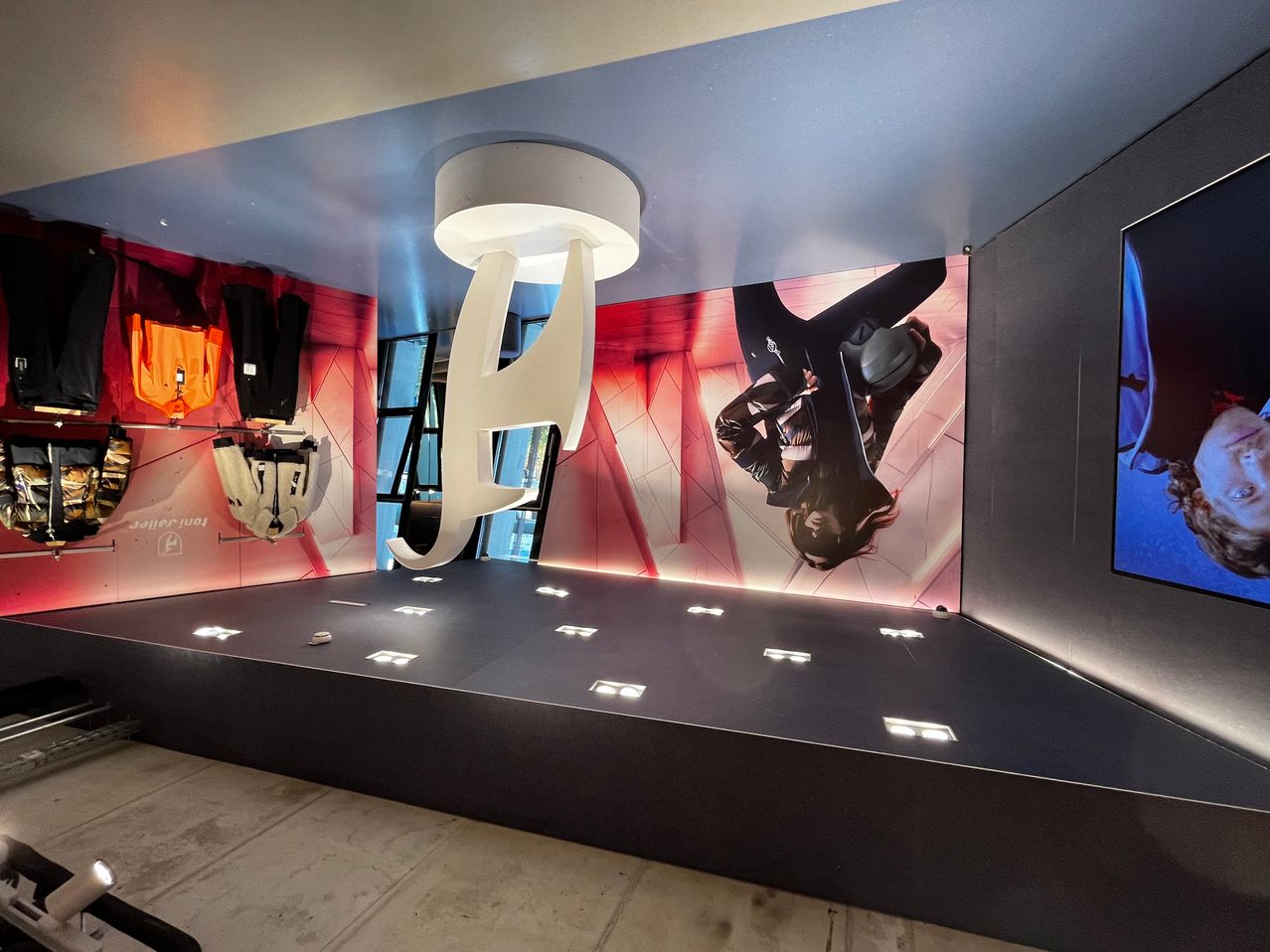 Bild enthält, Architecture, Building, Lighting, Person, Indoors, Interior Design, Shop, Face, Head