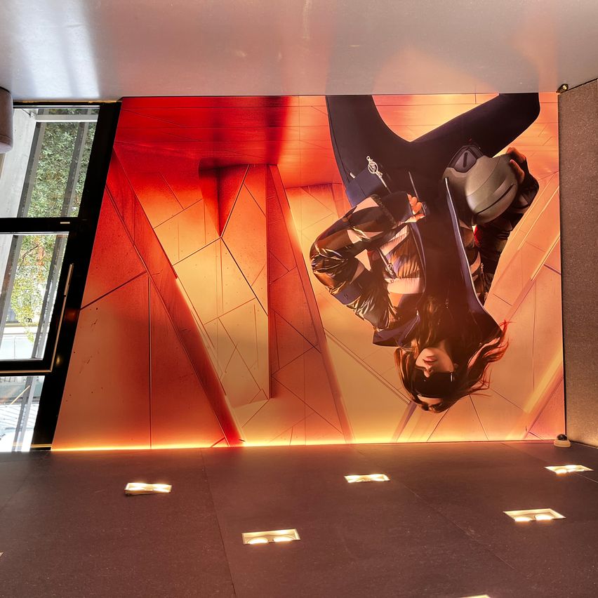 Bild enthält, Floor, Flooring, Lighting, Adult, Female, Person, Woman, Art, Interior Design, Painting