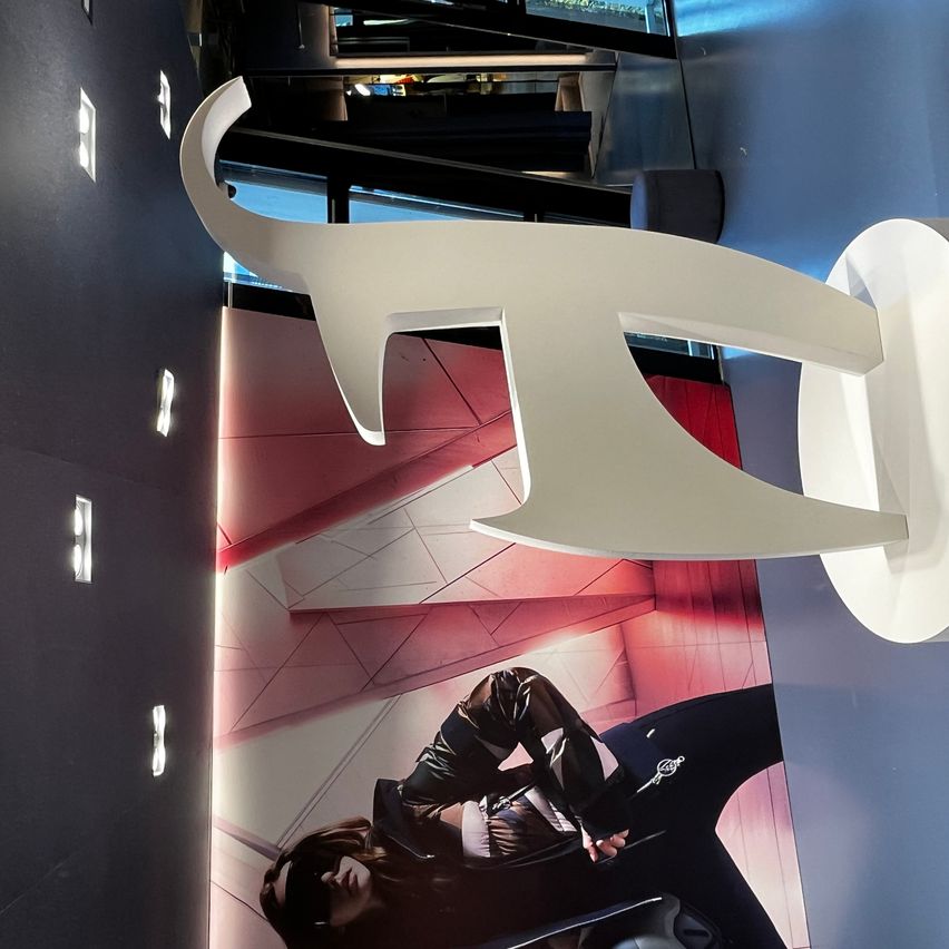 Bild enthält, Floor, Lighting, Flooring, Adult, Female, Person, Woman, Indoors, Interior Design, Furniture