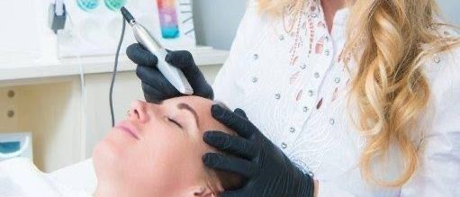 Bild enthält, Clothing, Glove, Adult, Female, Person, Woman, Face, Head