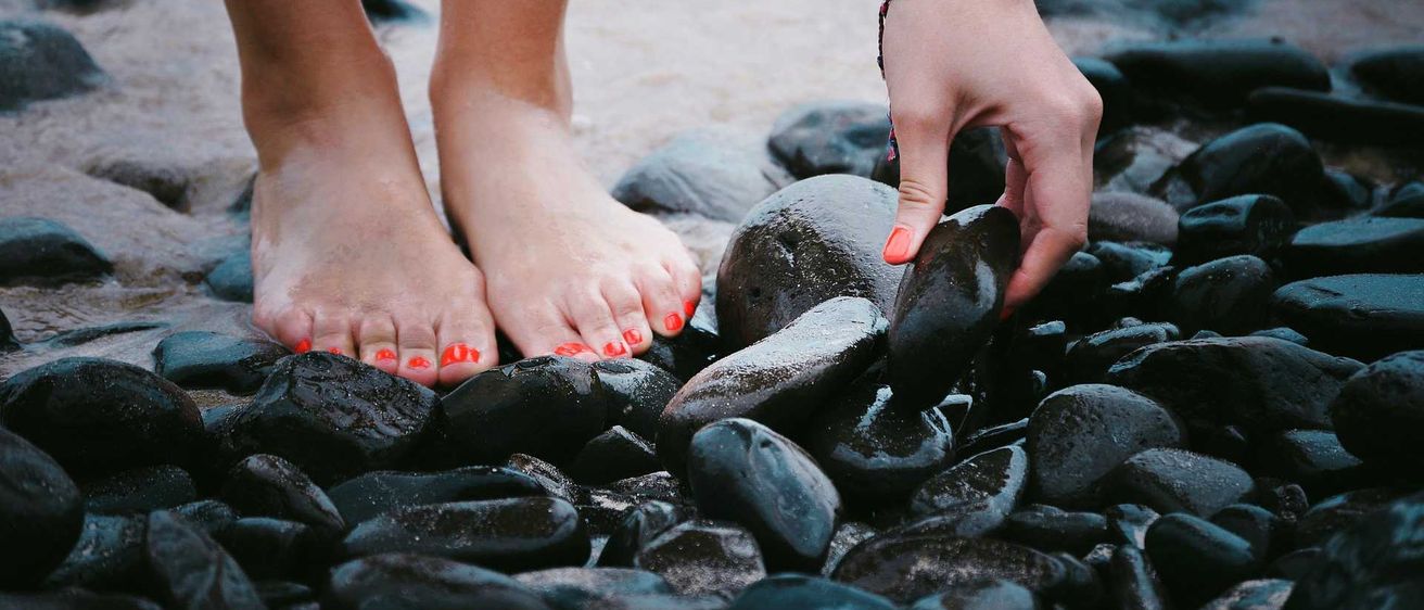 Bild enthält, Person, Skin, Rock, Mortar Shell, Weapon, Pebble, Barefoot
