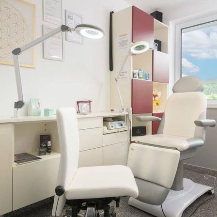 Bild enthält, Indoors, Chair, Furniture, Clinic, Beauty Salon, Lamp