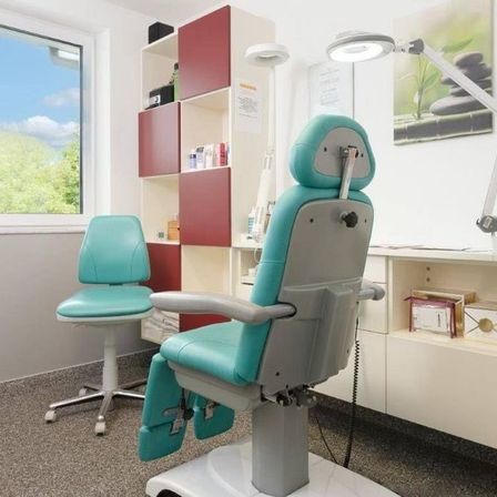 Bild enthält, Indoors, Furniture, Chair, Office, Office Chair