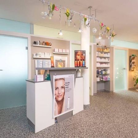 Bild enthält, Floor, Plant, Indoors, Person, Beauty Salon, Home Decor, Table, Shop, Monitor, Face