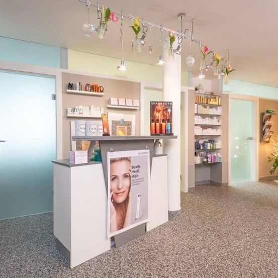 Bild enthält, Floor, Plant, Indoors, Person, Beauty Salon, Home Decor, Table, Shop, Monitor, Face