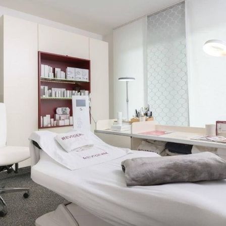 Bild enthält, Chair, Furniture, Bed, Lamp, Spa, Clinic, Cup, Home Decor