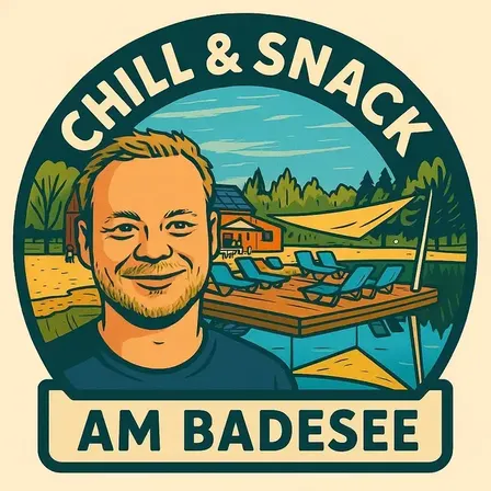 Eine Illustration eines lächelnden Mannes vor einem See mit Liegestühlen. Darüber steht 'CHILL & SNACK', darunter 'AM BADESEE'.