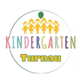 Ein farbenfrohes Logo für Kindergarten Turnau mit einer Gruppe von Kindern, die Händchen halten, und einem grünen Ballon über ihnen.