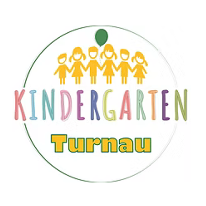 Ein farbenfrohes Logo für Kindergarten Turnau mit einer Gruppe von Kindern, die Händchen halten, und einem grünen Ballon über ihnen.