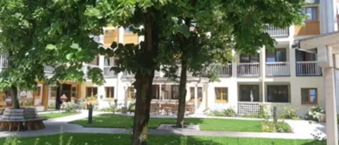 Bild enthält, Neighborhood, City, Housing, Villa, Grass, Urban, Hotel, Resort, Tree, High Rise