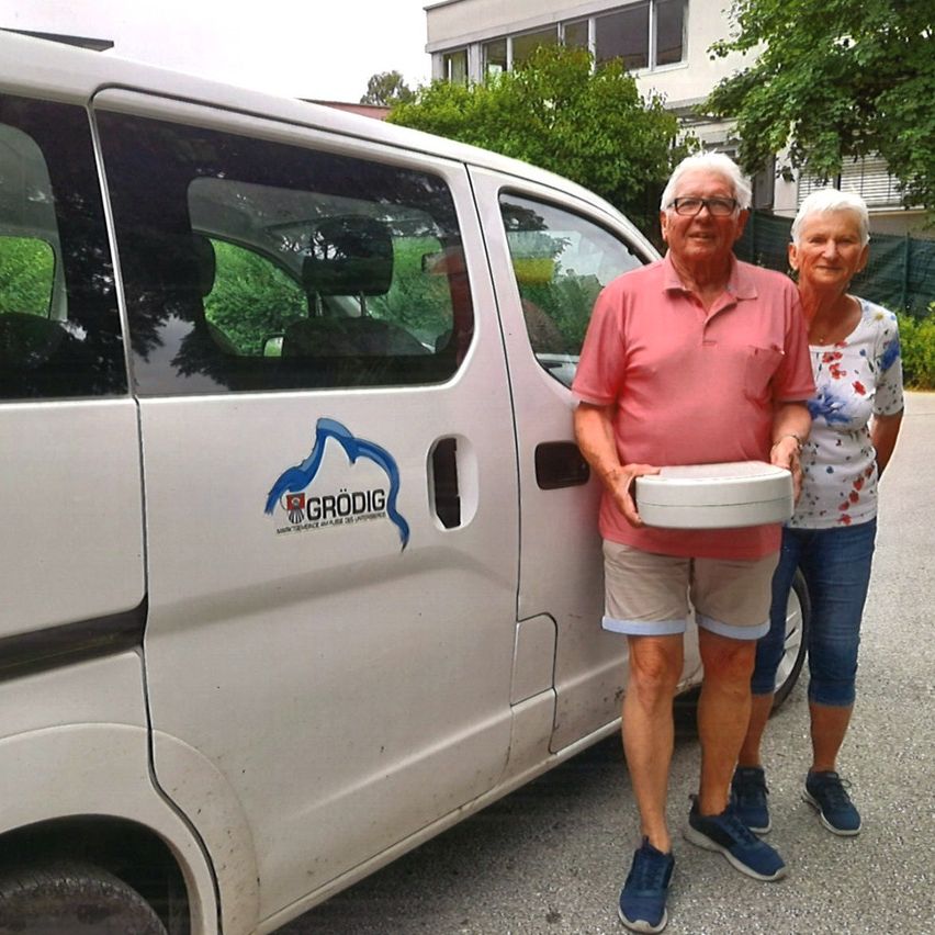 Bild enthält, Adult, Male, Man, Person, Car, Shoe, Glasses, Shorts, Face, Wheel