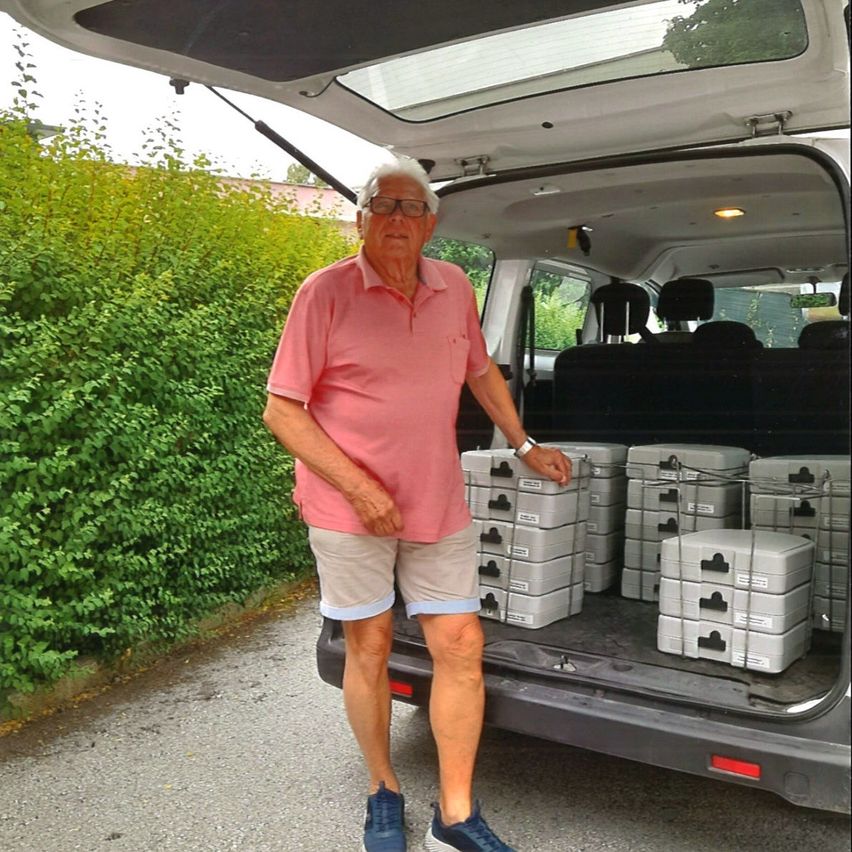 Bild enthält, Clothing, Shorts, Adult, Male, Man, Person, Shoe, Car, Face, Wristwatch