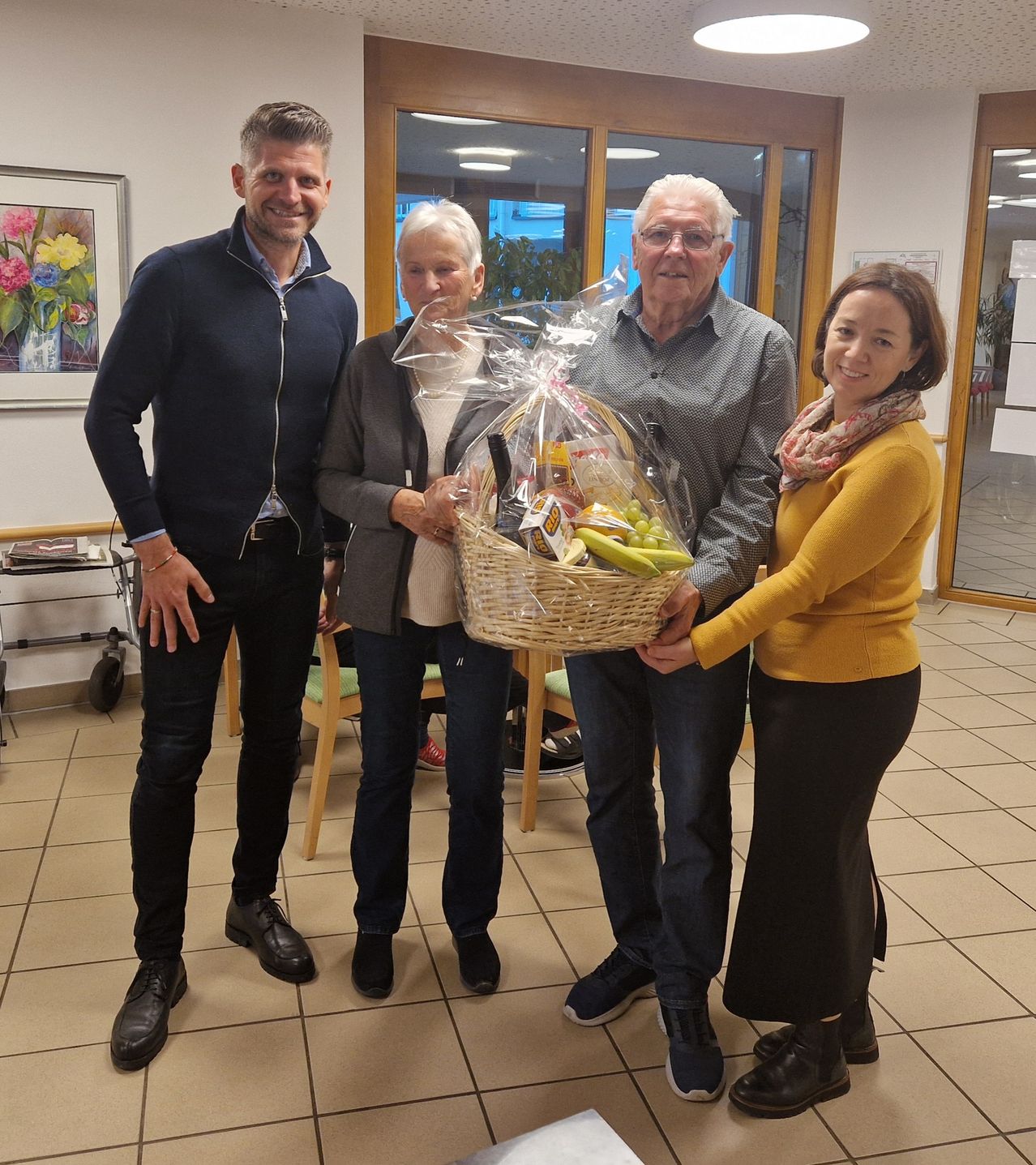 Bild enthält, Pants, Floor, Flooring, Adult, Female, Person, Woman, Male, Man, Portrait